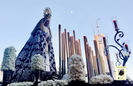 Estrella que bajo la luna iluminas a un barrio
